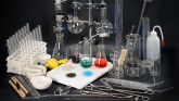 Zestaw szkła laboratoryjnego ze sprzętem uzupełniającym do prowadzenia ćwiczeń i doświadczeń w szkolnej pracowni chemicznej 